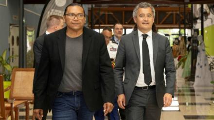 Le ministre français de la Justice, Gerald Darmanin (d), et le premier vice-président de la collectivité territoriale de Guyane, Jean-Paul Fereira (g), arrivent à Cayenne, en Guyane française, le 17 mai 2025