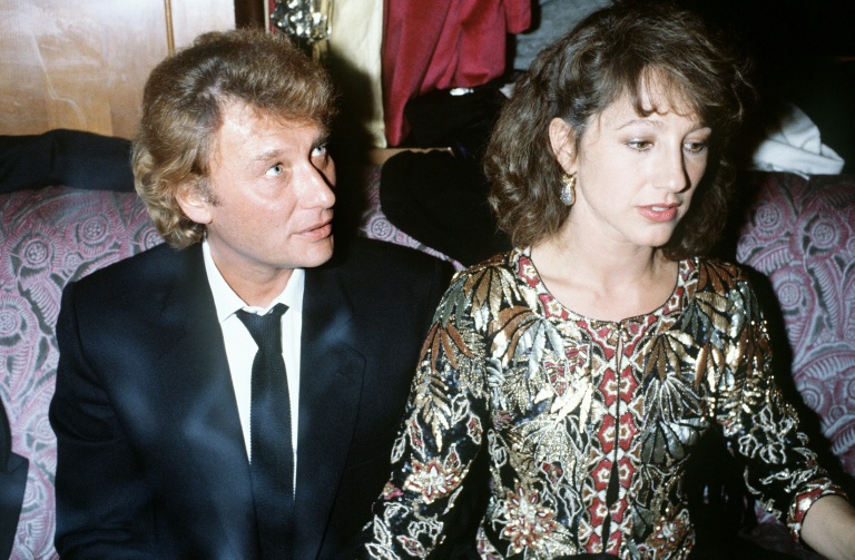 L'actrice française Nathalie Baye (D), à côté du chanteur Johnny Hallyday lors de la 8e cérémonie des César, le 26 février 1983 à Paris