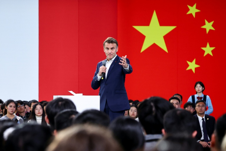Le président français Emmanuel Macron à l'université de Sichuan, à Chengdu, en Chine, le 5 décembre 2025