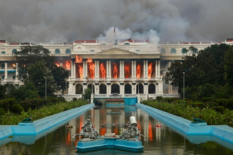 Un incendie ravage le Singha Durbar, principal bâtiment administratif du gouvernement, au lendemain d'une répression policière contre des manifestations dénonçant l'interdiction des réseaux sociaux et la corruption au sein du gouvernement, le 9 septembre 2025 au Népal