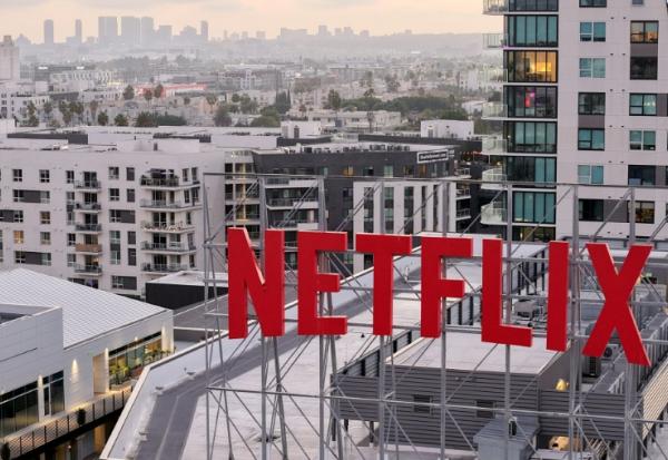 Enseigne Netflix sur le toit du siège du groupe le 7 octobre 2025 à Los Angeles.