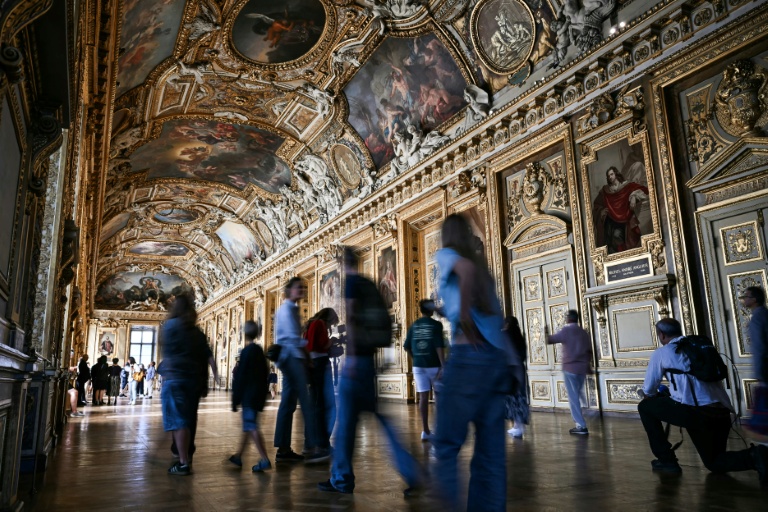 Des visiteurs dans la galerie d'Apollon du musée du Louvre lors de sa réouverture au public, le 22 juillet 2026 à Paris