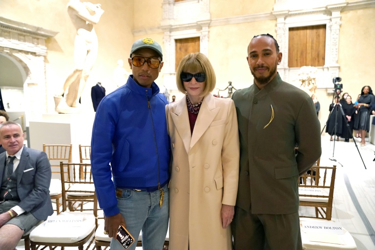 L'artiste Pharrell Williams (à gauche) et le pilote de F1 Lewis Hamilton (à droite) entourent la rédactrice en chef du magazine Vogue Anna Wintour lors d'une conférence de presse au Metropolitan Museum de New York, à New York, le 9 octobre 2024