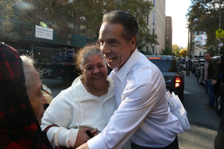 L'ex-gouverneur démocrate de l'Etat de New York Andrew Cuomo, candidat indépendant aux élections municipales de la ville, salue des supporteurs à New York, le 23 octobre 2025.
