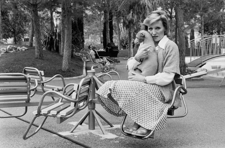 Photo prise le 17 avril 1975 à Monte-Carlo montrant la chanteuse et actrice française Nicole Croisille avec son chien