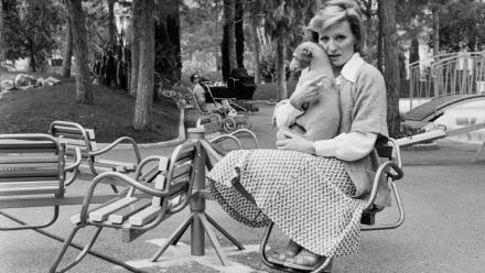 Photo prise le 17 avril 1975 à Monte-Carlo montrant la chanteuse et actrice française Nicole Croisille avec son chien