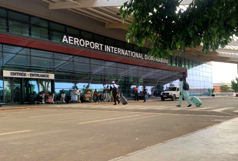 Des voyageurs arrivent à l'aéroport international Diori Hamani de Niamey, au Niger, le 22 septembre 2023