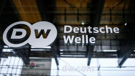 Le logo de la radio allemande Deutsche Welle à Bonn, le 8 février 2022