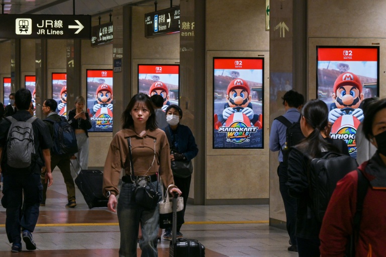 Des publicités pour la nouvelle console Switch 2 de Nintendo à la gare de Nagoya, au Japon, le 2 juin 2025