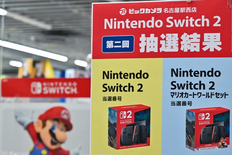 Un panneau pour la nouvelle console Switch 2 de Nintendo est photographié dans un magasin de Nagoya, au Japon, le 2 juin 2025