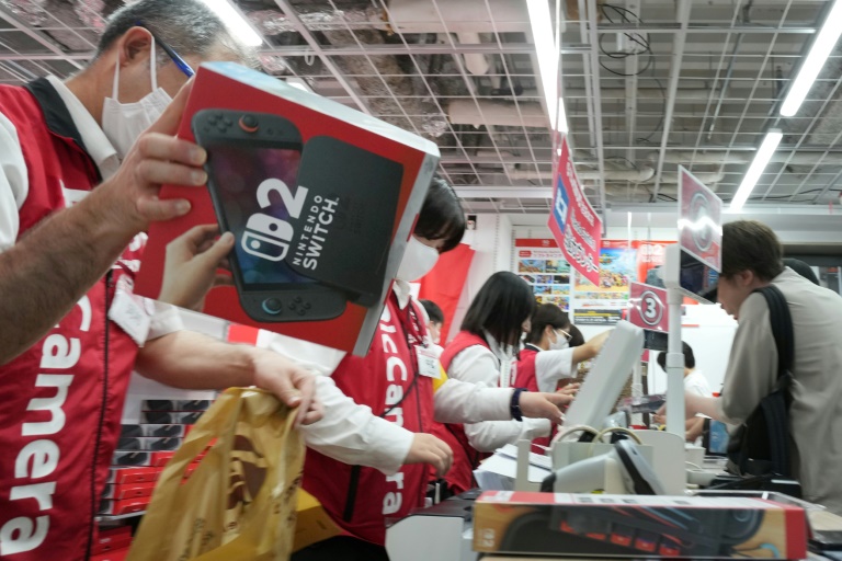 Des clients achètent la Nintendo Switch 2 dans un magasin d'électronique à Tokyo, le 5 juin 2025