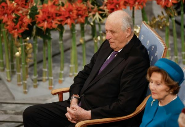 Le roi Harald V de Norvège et la reine Sonja de Norvège photographiés lors de la remise du prix Nobel de la paix 2024 à l'hôtel de ville d'Oslo, le 10 décembre 2024.
