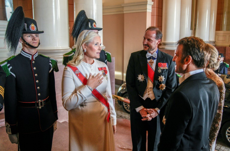La princesse norvégienne Mette-Marit accueille Emmanuel et Brigitte Macron au Palais Royal à Oslo le 23 juin 2025