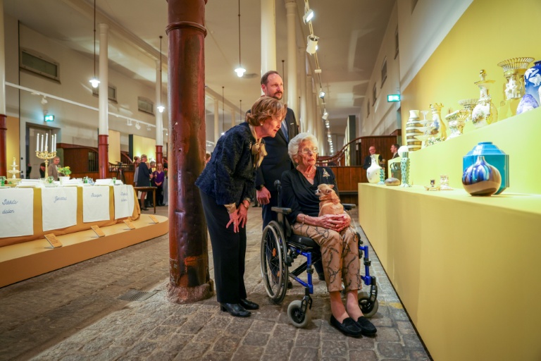 La princesse Astrid de Norvège (dans le fauteuil) dans un musée d'Oslo, en Norvège, le 6 février 2025