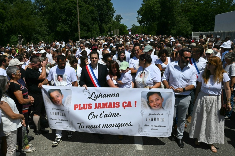 La tête du cortège qui a rendu hommage le 7 juin 2026 à Fleurance, dans le Gers, à Lyhanna, 11 ans, retrouvée morte trois jours auparavant