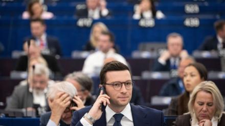 Le président du Rassemblement National (RN) et député européen Jordan Bardella (c) lors d'une session plénière au Parlement européen à Strasbourg, le 29 avril 2026 dans le Bas-Rhin