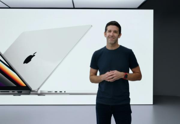 Photo diffusée par Apple montrant John Ternus lors d'un événement à l'Apple Park de Cupertino, le 18 octobre2021 en Californie