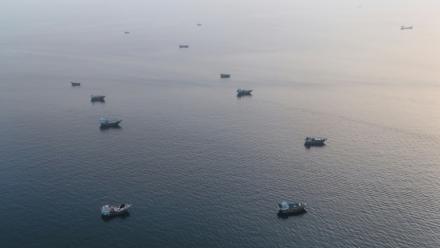 Des bateaux ancrés près du détroit d'Ormuz, au large d'Oman, le 27 juin 2026