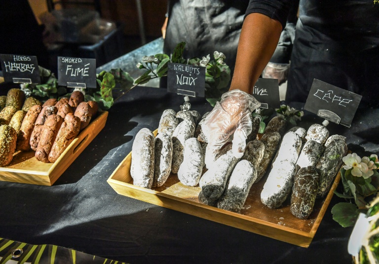 Les industriels et artisans charcutiers ont annoncé mardi de nouveaux engagements pour réduire d'ici cinq ans de 5% le sel sur cinq produits et de 5% les acides gras saturés sur douze familles de produits