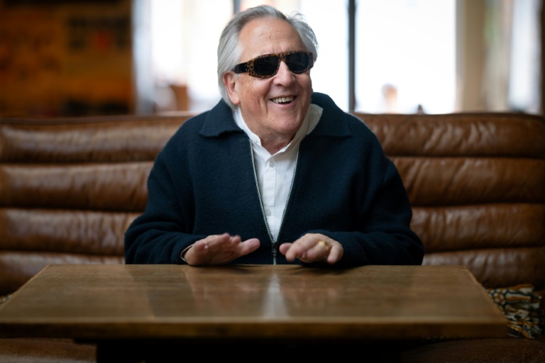 Le chanteur français Gilbert Montagné, le 24 mars 2026 dans un café à Paris