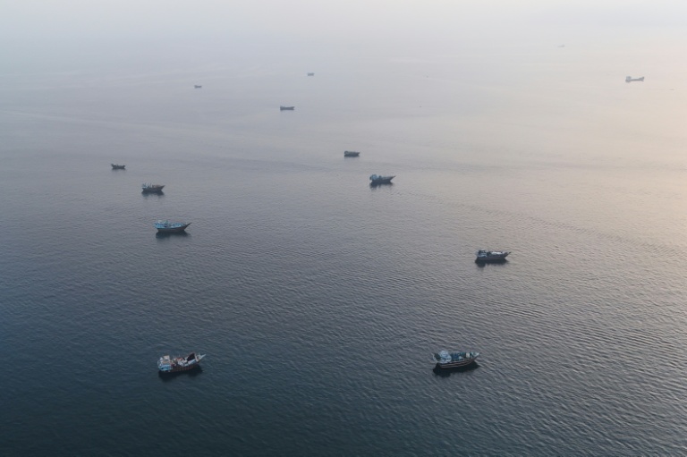 Des bateaux ancrés près du détroit d'Ormuz, au large d'Oman, le 27 juin 2026
