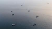 Des bateaux ancrés près du détroit d'Ormuz, au large d'Oman, le 27 juin 2026