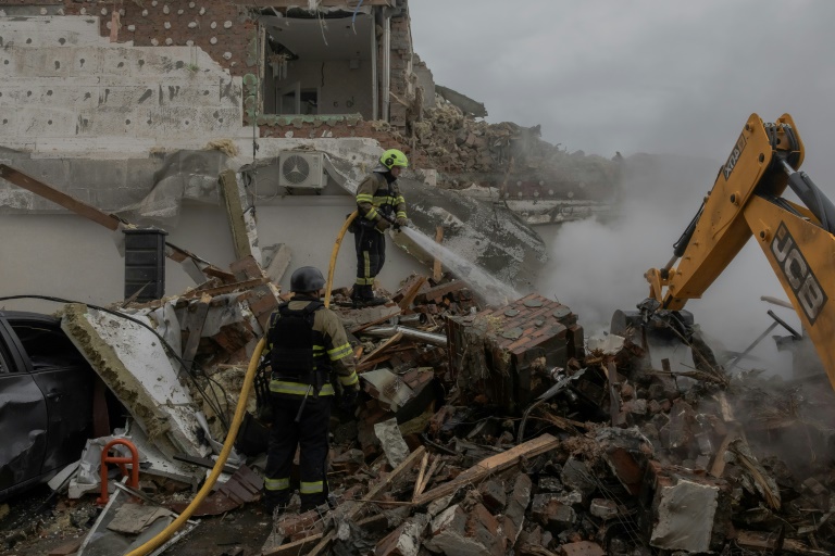Des sauveteurs dans les décombres d'immeubles résidentiels après une attaque aérienne russe à la périphérie de Kiev, le 28 septembre 2025 en Ukraine
