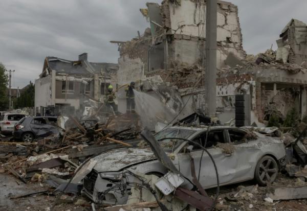 Des sauveteurs dans les décombres d'immeubles résidentiels touchés par une attaque de drones et missiles russes, dans les environs de Kiev, le 28 septembre 2025 en Ukraine