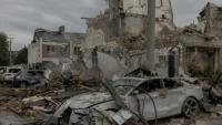 Des sauveteurs dans les décombres d'immeubles résidentiels touchés par une attaque de drones et missiles russes, dans les environs de Kiev, le 28 septembre 2025 en Ukraine