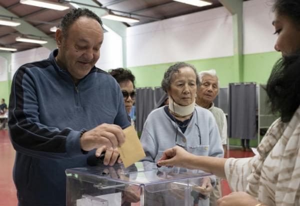 Des Calédoniens votent aux élections provinciales, à Nouméa, le 28 juin 2026