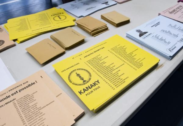 Des bulletins de vote dans un  bureau de vote à Nouméa le 28 juin 2026