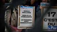 Des salariés du Parisien se rassemblent devant le siège pour protester contre la rumeur de vente du quotidien au groupe de médias Bolloré, à Paris, le 22 septembre 2025
