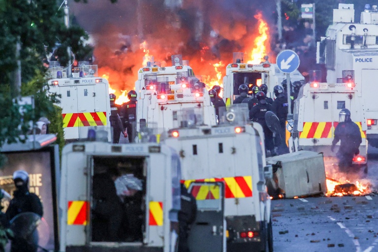 Des incendies à proximité des forces de l'ordre, lors des manifestations à Glengormley, quartier au nord de Belfast (Irlande du Nord), le 10 juin 2026