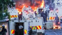 Des incendies à proximité des forces de l'ordre, lors des manifestations à Glengormley, quartier au nord de Belfast (Irlande du Nord), le 10 juin 2026