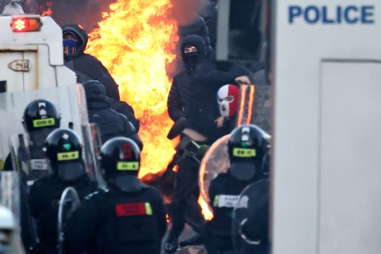 Des manifestants affrontant la police à Glengormley, quartier au nord de Belfast (Irlande du Nord), le 10 juin 2026
