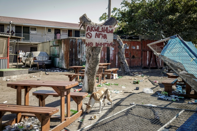 Les débris dans un établissement de nuit de Somerset West à l'ouest de Johannesburg, le 27 septembre 2026, après une fusillade masse qui a tué 17 personnes
