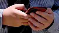 Un étudiant utilise son téléphone portable à Melbourne en Australie, le 27 novembre 2024