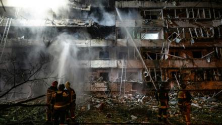 Des pompiers sur le site d'une frappe de missile russe contre un immeuble résidentiel à Kiev, le 14 octobre 2026 en Ukraine