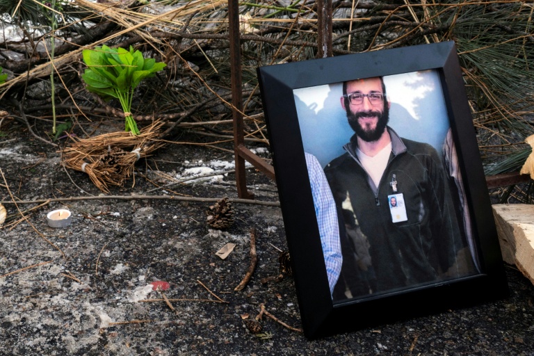 Un portrait photo d'Alex Pretti, 37 ans, a été placé sur un mémorial improvisé dans la zone où il a été abattu plus tôt dans la journée par des agents fédéraux de l’immigration, à Minneapolis, dans le Minnesota, le 24 janvier 2026