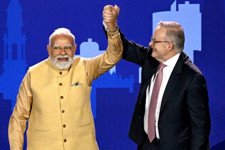 Le Premier ministre autralien Anthony Albanese (D) avec son homologue indien Narendra Modi (G) à Melbourne le 9 juillet 2026