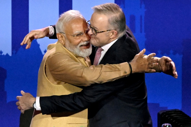 Les Premiers ministres indien Narendra Modi et australien  Anthony Albanese se donnent une accolade à Melbourne, en Australie, le 9 juillet 2026