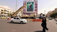 Une femme marche à côté d'un missile désactivé et devant un portrait géant du guide suprême iranien, l'ayatollah Ali Khamenei, à Téhéran le 27 septembre 2025.

