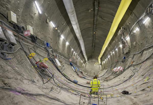 Un ingénieur dans le laboratoire souterrain de recherche du site d'enfouissement de déchets nucléaires Cigeo (Centre Industriel de stockage Géologique), exploité par l'Agence nationale française pour la gestion des déchets radioactifs, Andra, à Bure, dans l'est de la France, le 8 août 2024