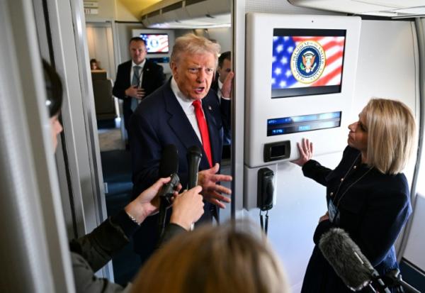 Le président américain Donald Trump répond à des journalistes à bord de l'avion présidentiel Air Force One avant son départ de la base aérienne d'Andrews, près de Washington, le 31 octobre 2025
