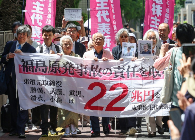 Des plaignants déploient une banderole demandant aux anciens responsables de la compagnie Tepco, opérant la centrale nucléaire de Fukushima, de 