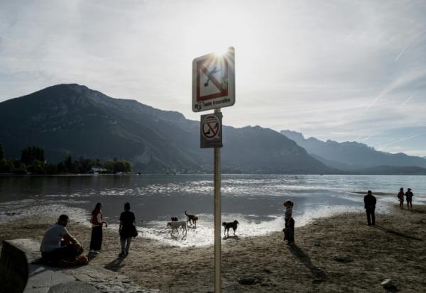 Des promeneurs avec leurs chiens sur les rives du lac d'Annecy, le 24 septembre 2026