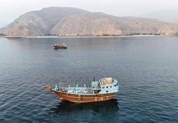 Des bateaux au mouillage au large de la péninsulede Musandam, près du détroit d'Ormuz, le 27 juin 2026 à Oman