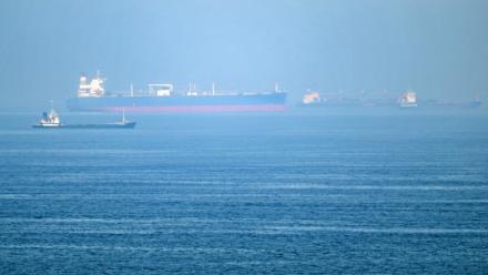 Des navires commerciaux au large du terminal portuaire de Khor Fakkan, aux Emirats arabes unis, le 19 juin 2026