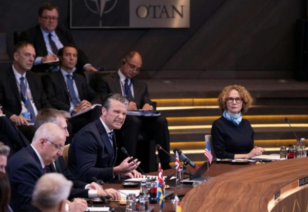 Le secrétaire américain à la Défense, Pete Hegseth, prend la parole lors d'une réunion des ministres de la Défense de l'Otan au siège de l'organisation, à Bruxelles, le 18 juin 2026