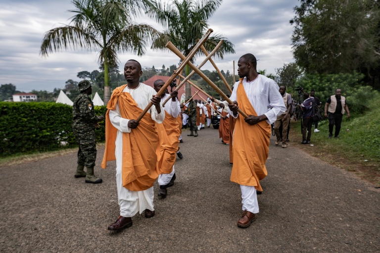 Les gardes royaux du défunt roi ougandais Oyo Nyimba Kabamba Iguru Rukidi IV mènent un cortège transportant sa dépouille vers l’église à Fort Portal, en Ouganda, le 12 septembre 2026